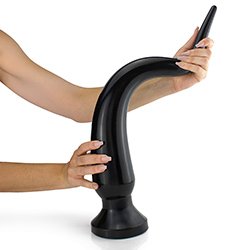 Plug Anal "Intrometido" em PVC Flexível Macio, Gigante e Design Alongado 60 x 8,6cm Preto Brilhante